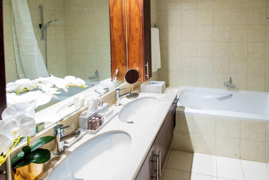 First Class 2Br With Full Burj Khalifa And Fountain View Dubai Exterior photo